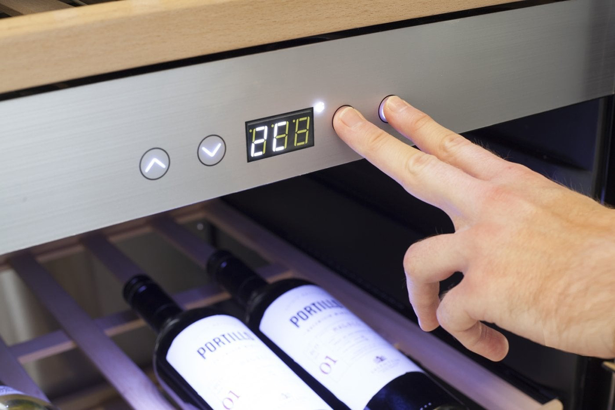 Bảng điều khiển nhiệt độ Tủ bảo quản rượu vang Caso WineComfort 660 Smart