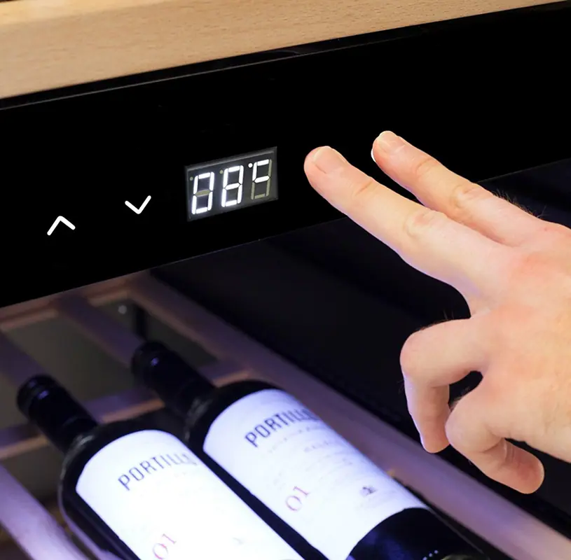 Bảng điều khiển cảm ứng Tủ bảo quản rượu vang Caso WineExclusive 38 Smart với 2 vùng nhiệt độ độc lập