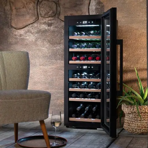 Tủ bảo quản rượu vang Caso WineExclusive 38 Smart sang trọng trong phòng khách
