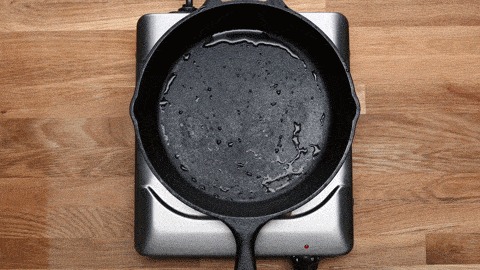 Sấy khô chảo gang bằng bếp để loại bỏ độ ẩm trên chảo