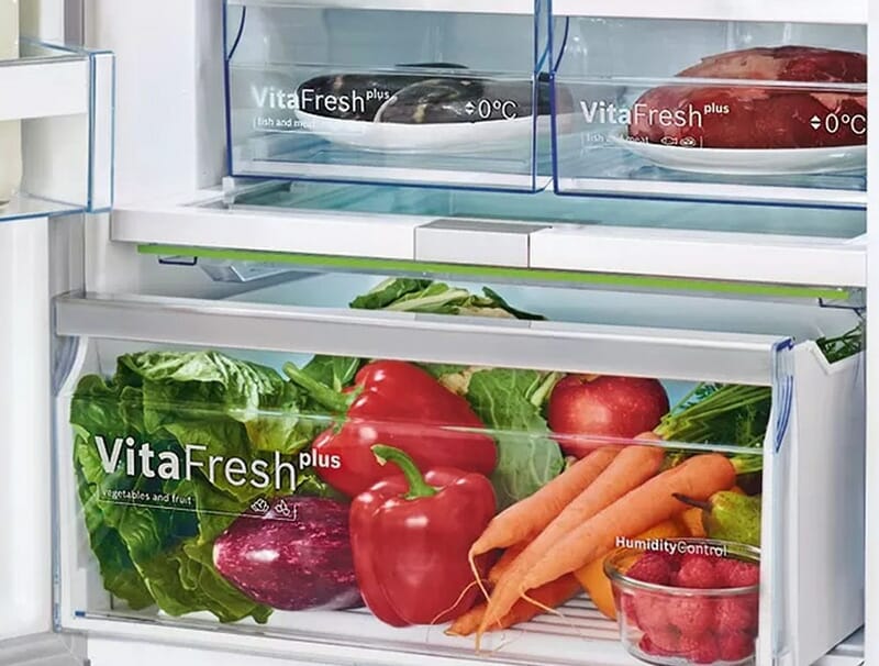 Ngăn kéo VitaFresh Plus trên Bosch KIR81AFE0 giữ cho trái cây và rau quả tươi lâu hơn