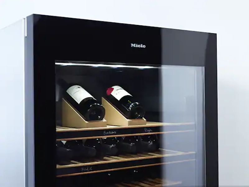 Cửa kính của Tủ rượu vang Miele được làm bằng kính an toàn màu có tích hợp bộ lọc UV.